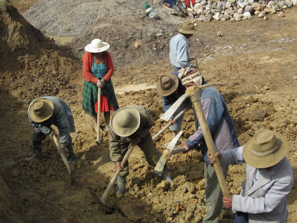 Community residents volunteering on the site of the Chivirancho clinic which was completed in 2013 with our counterpart organization Mano a Mano Bolivia.
