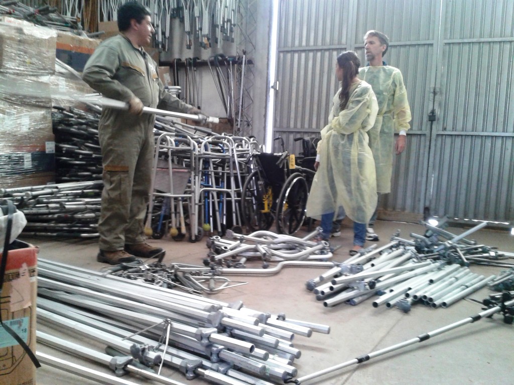 Dr. Victor Hugo and Mano a Mano Internacional staff & volunteers organizing the traction equipment, August 2014.