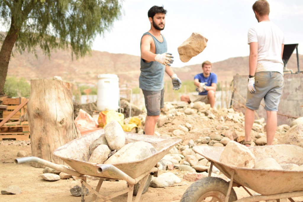 Volunteers from the student group Oxford Development Abroad have been working at the CEA in the month of August, building a sample greenhouse before traveling to rural communities to help build greenhouses with Mano a Mano and the communities themselves.