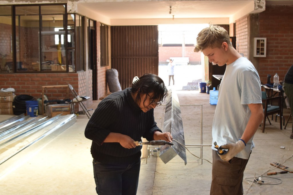 Mano a Mano's agronomist Camila with an ODA volunteer working on a greenhouse at the CEA.