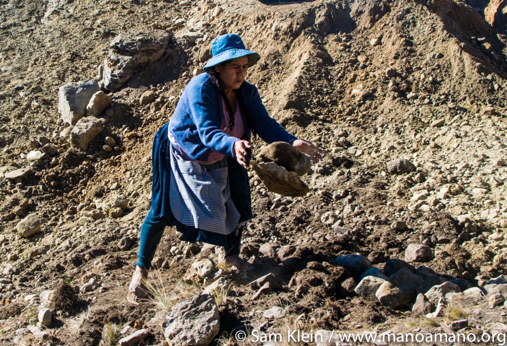 A local woman works on the Wirkini reservoir in 2016. The community is always actively involved in every Mano a Mano project.