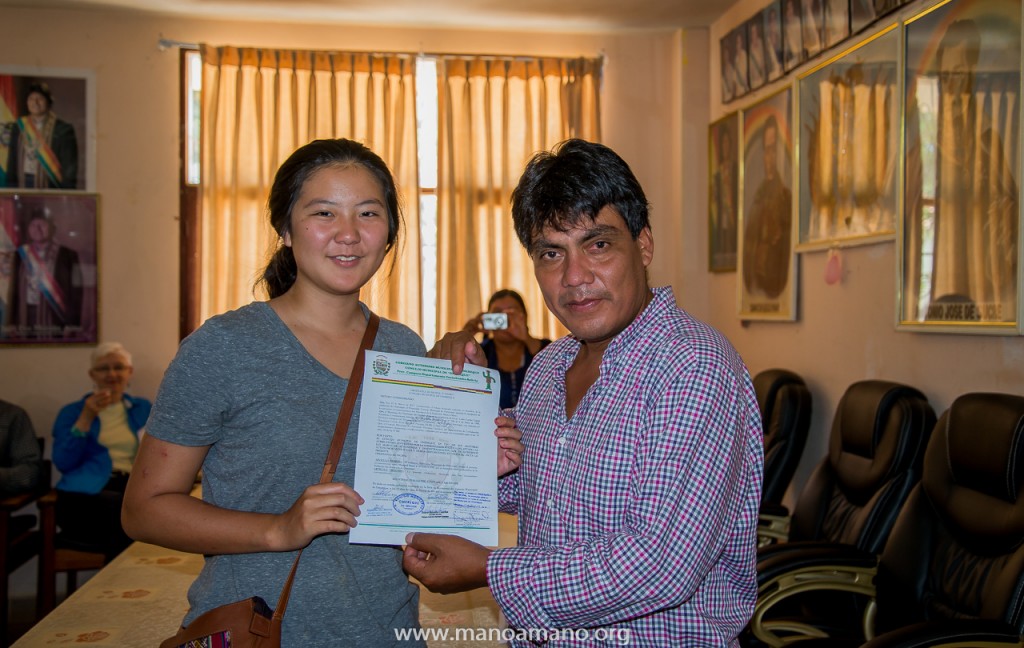 Lindsay with the mayor of Omereque, Hector Arce, receiving an acknowledgement letter from the community during a trip in March 2017.