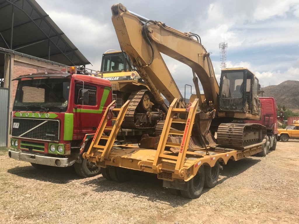 Mano a Mano's heavy equipment starting the trip from Cochabamba to Pojo to dredge water ponds, late October 2018.
